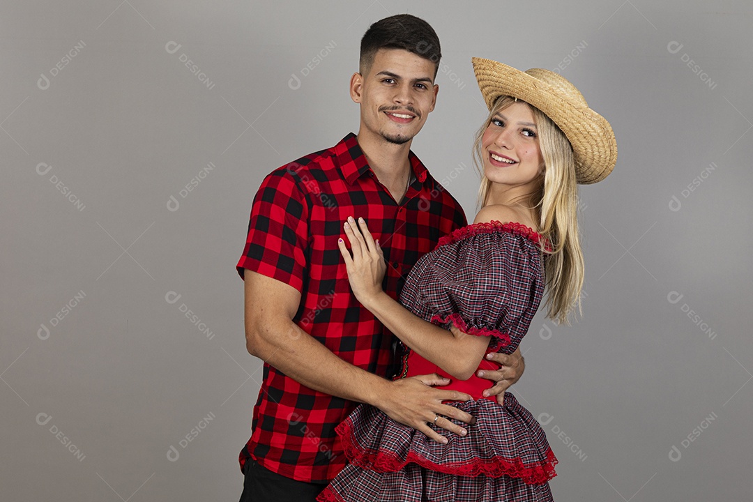 Lindo casal usando roupas típicas festa junina sobre fundo isolado
