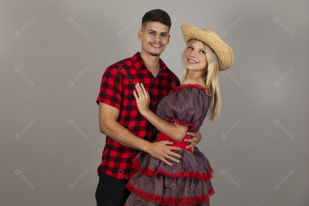 Lindo casal usando roupas típicas festa junina sobre fundo isolado