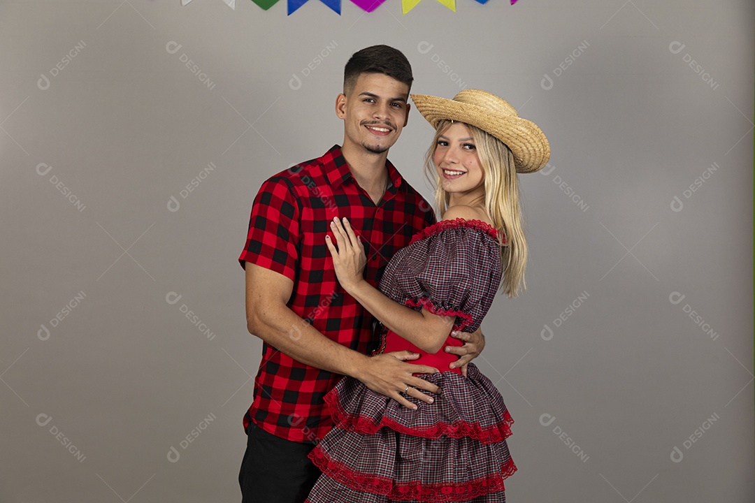 Lindo casal usando roupas típicas festa junina sobre fundo isolado