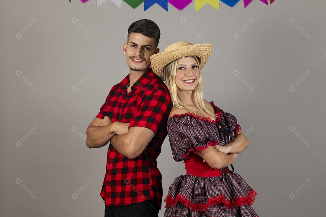 Lindo casal usando roupas típicas festa junina sobre fundo isolado