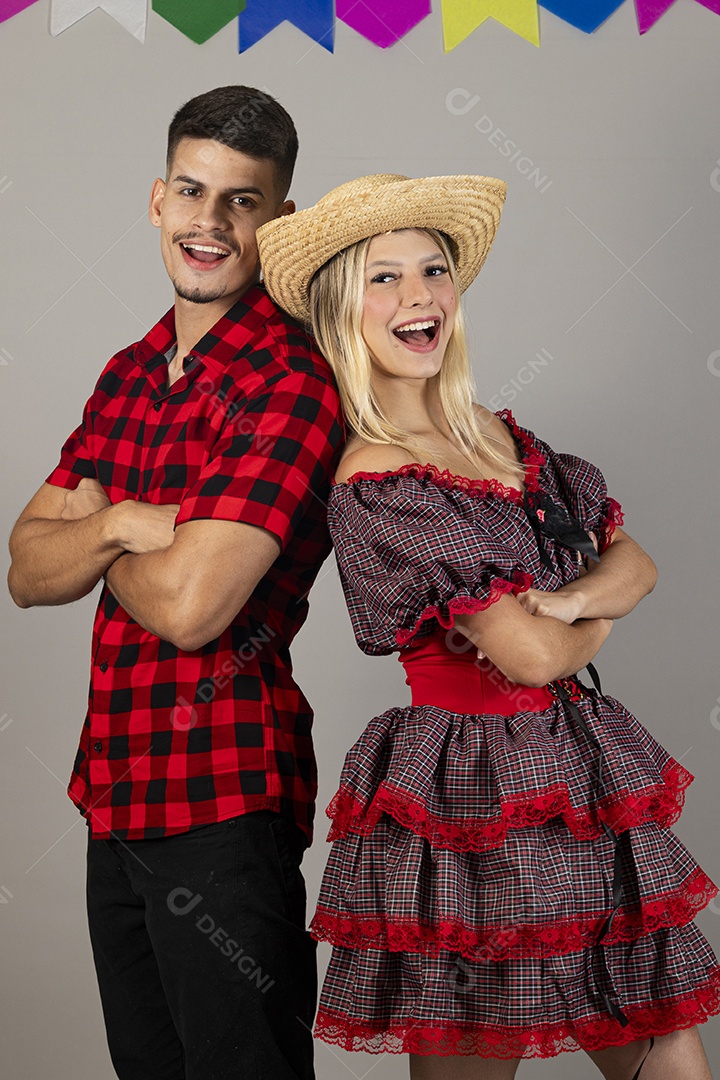 Linda mulher usando roupas típicas festa junina sobre fundo isolado