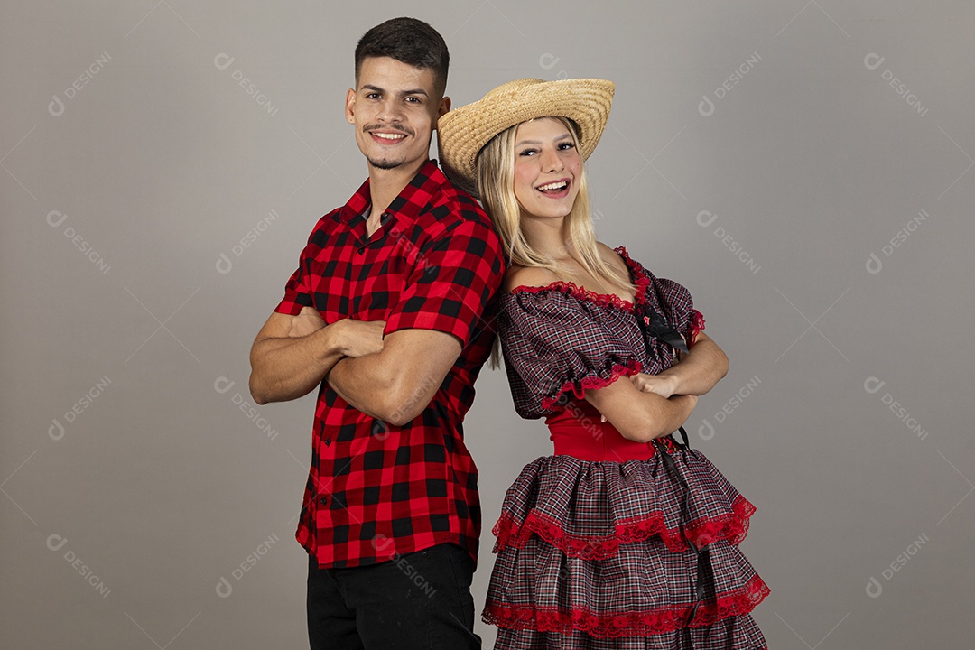 Lindo casal usando roupas típicas festa junina sobre fundo isolado