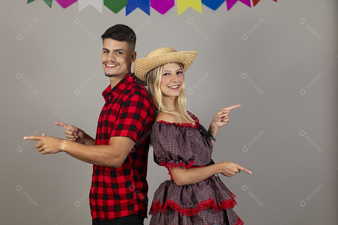 Lindo casal usando roupas típicas festa junina sobre fundo isolado