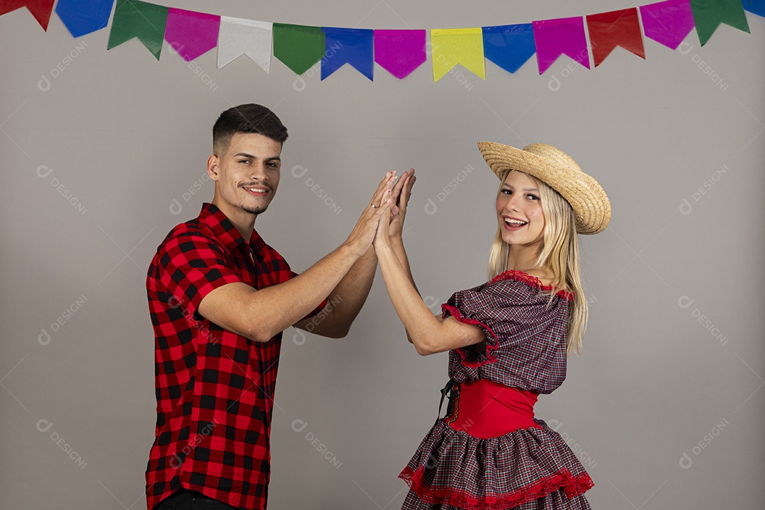 Lindo casal usando roupas típicas festa junina sobre fundo isolado