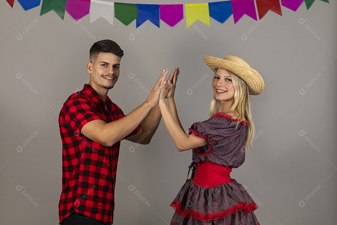 Lindo casal usando roupas típicas festa junina sobre fundo isolado