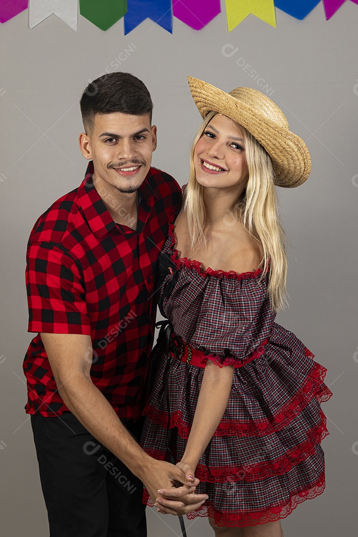 Lindo casal usando roupas típicas festa junina sobre fundo isolado