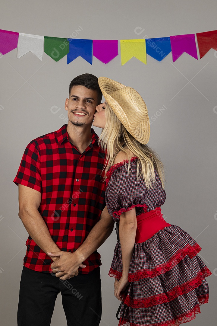 Lindo casal usando roupas típicas festa junina sobre fundo isolado