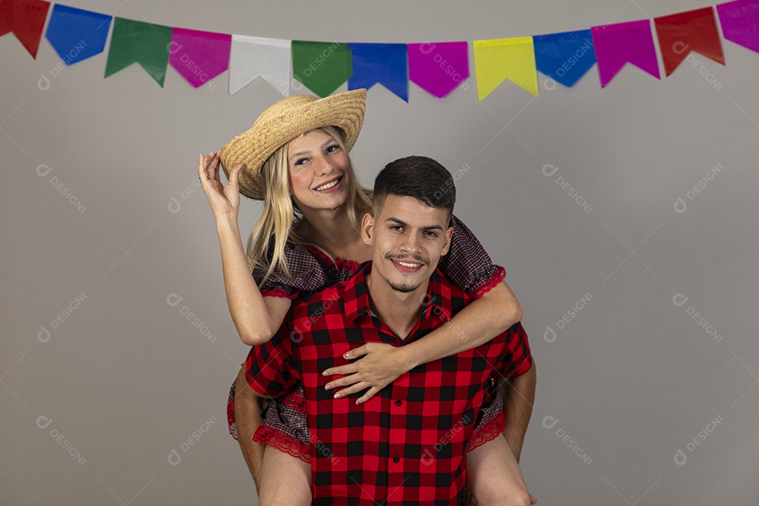 Lindo casal usando roupas típicas festa junina sobre fundo isolado