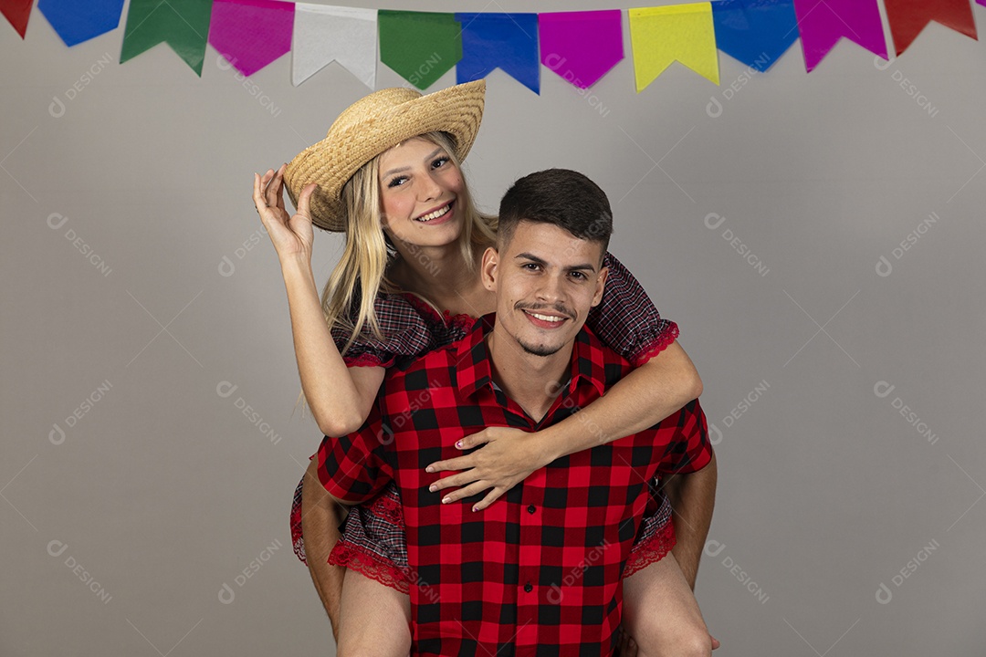 Linda mulher usando roupas típicas festa junina sobre fundo isolado