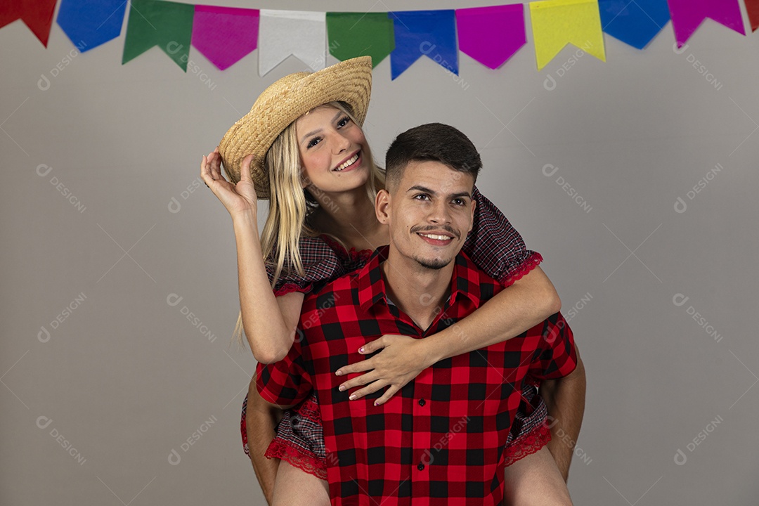 Linda mulher usando roupas típicas festa junina sobre fundo isolado