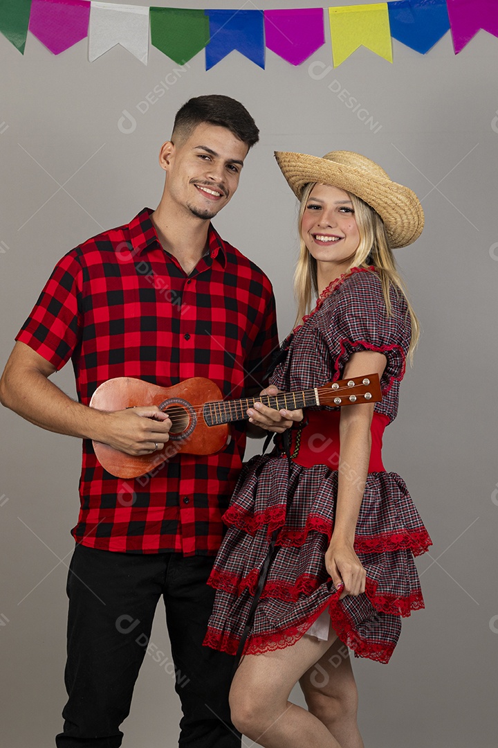 Linda mulher usando roupas típicas festa junina sobre fundo isolado