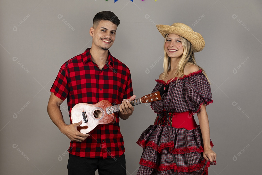 Lindo casal usando roupas típicas festa junina sobre fundo isolado