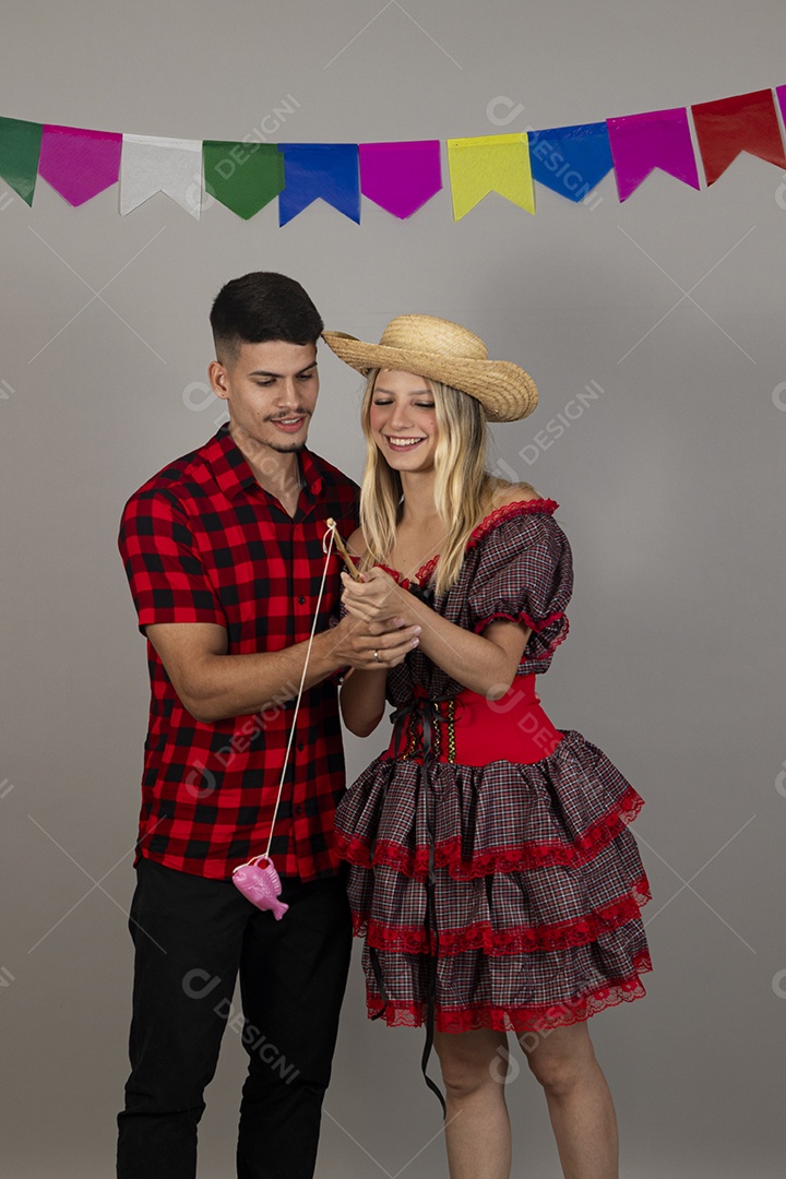 Linda mulher usando roupas típicas festa junina sobre fundo isolado