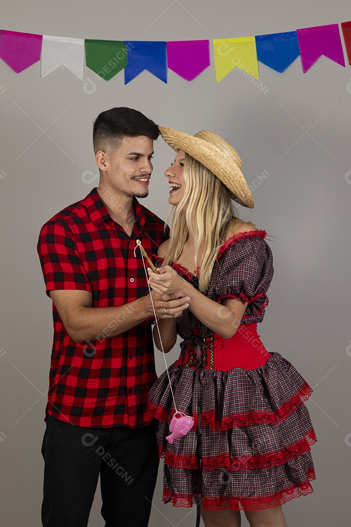 Linda mulher usando roupas típicas festa junina sobre fundo isolado