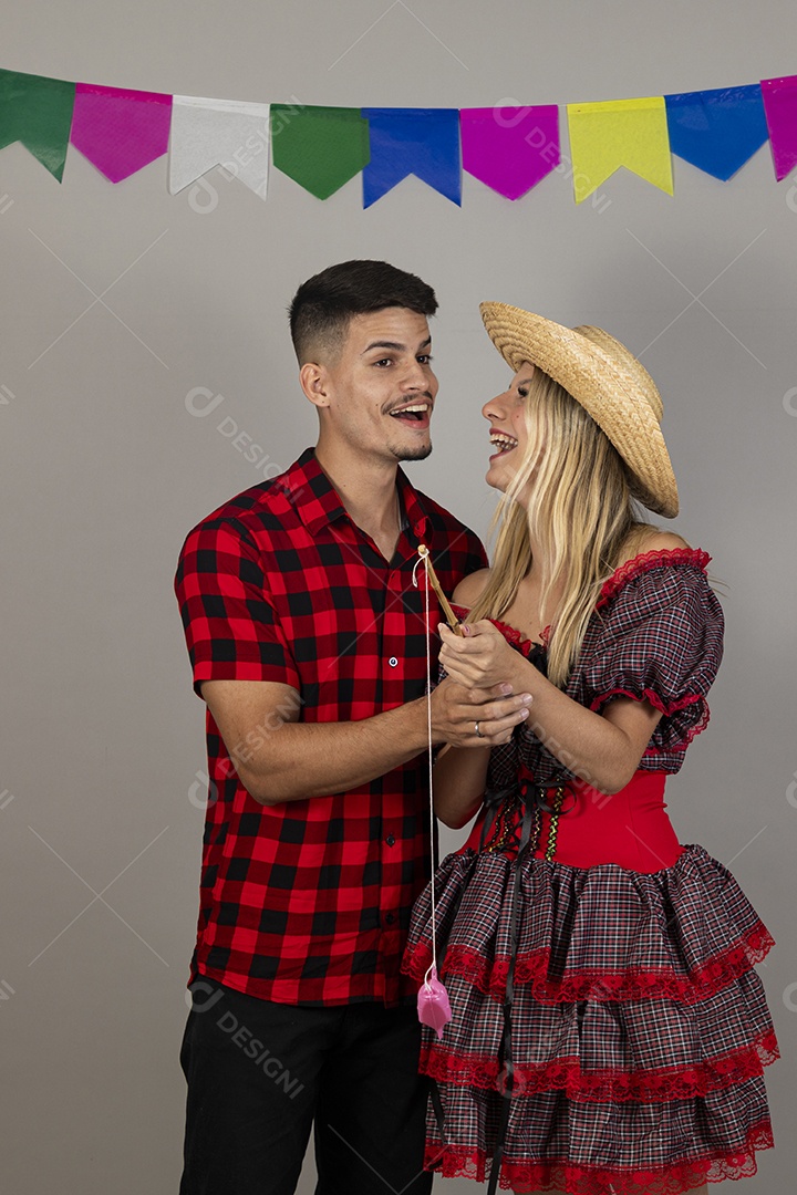 Lindo casal usando roupas típicas festa junina sobre fundo isolado