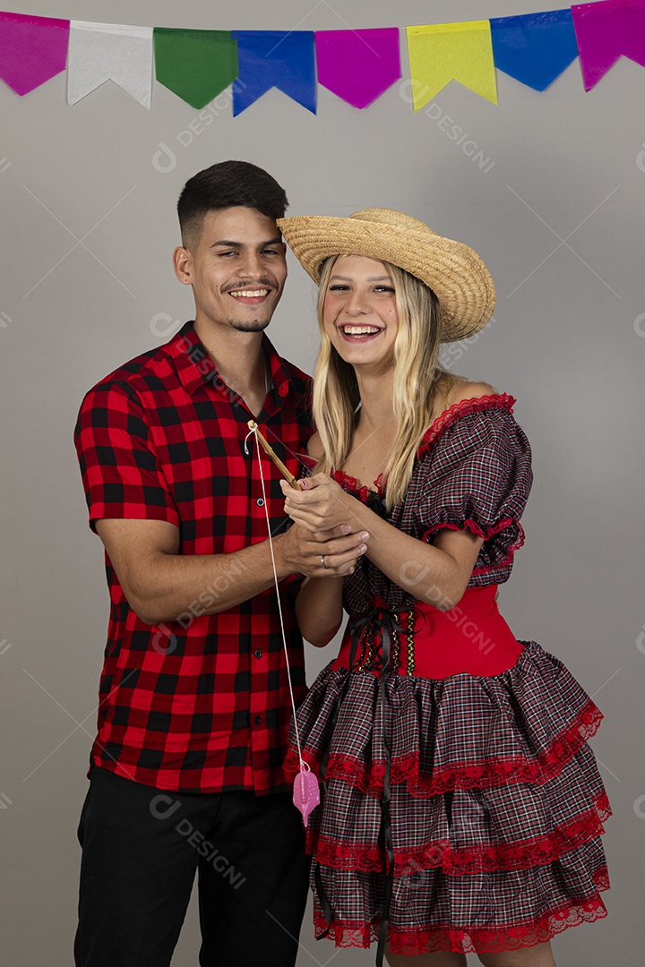 Lindo casal usando roupas típicas festa junina sobre fundo isolado