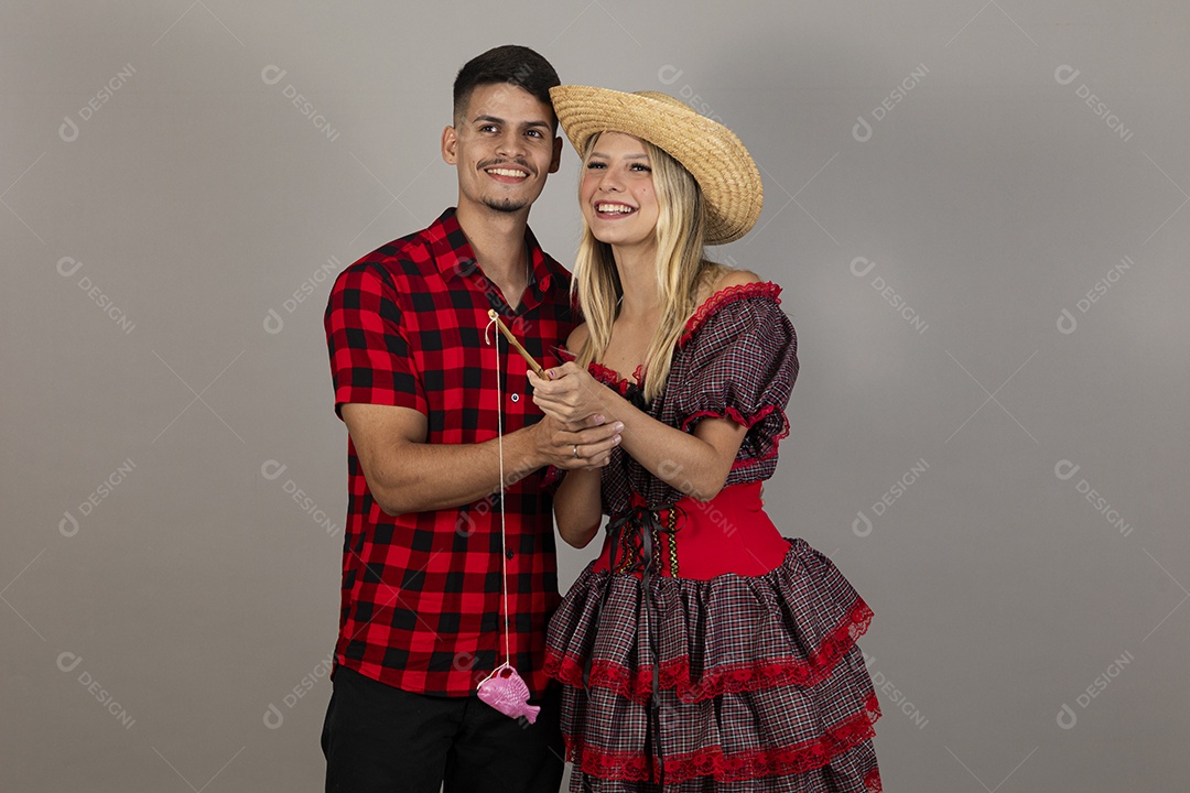 Linda mulher usando roupas típicas festa junina sobre fundo isolado