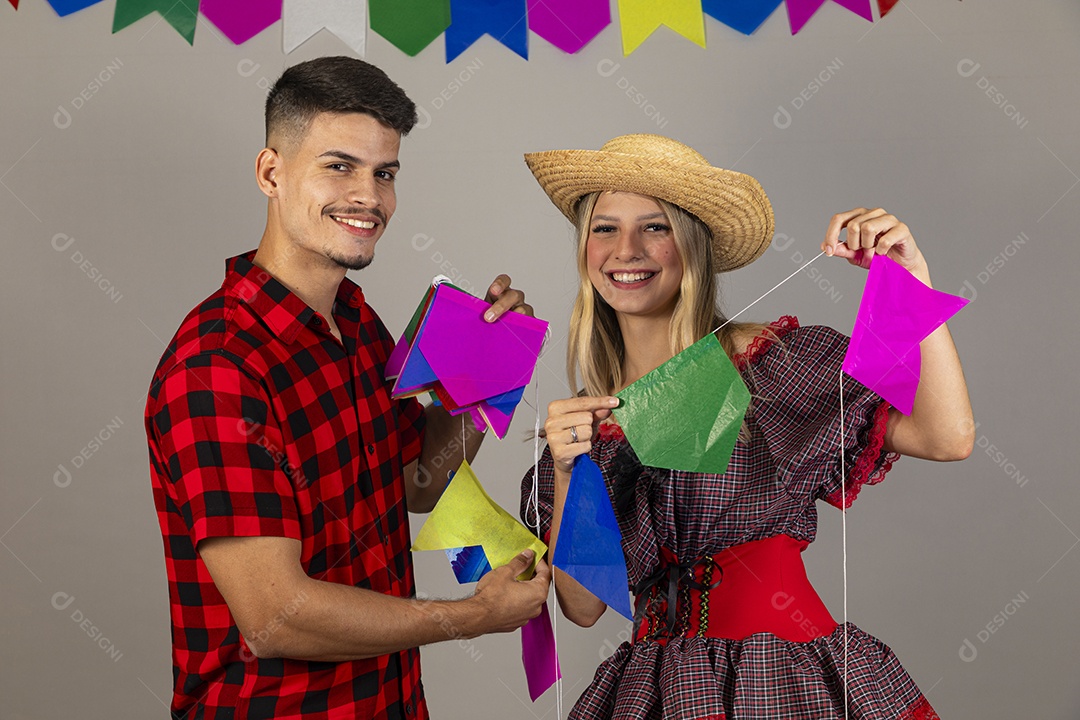 Lindo casal usando roupas típicas festa junina sobre fundo isolado