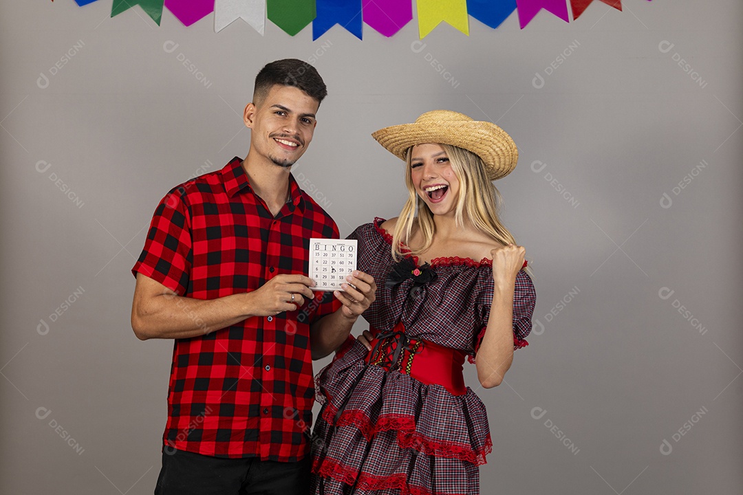 Lindo casal usando roupas típicas festa junina sobre fundo isolado