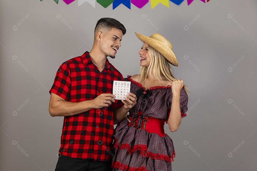 Lindo casal usando roupas típicas festa junina sobre fundo isolado