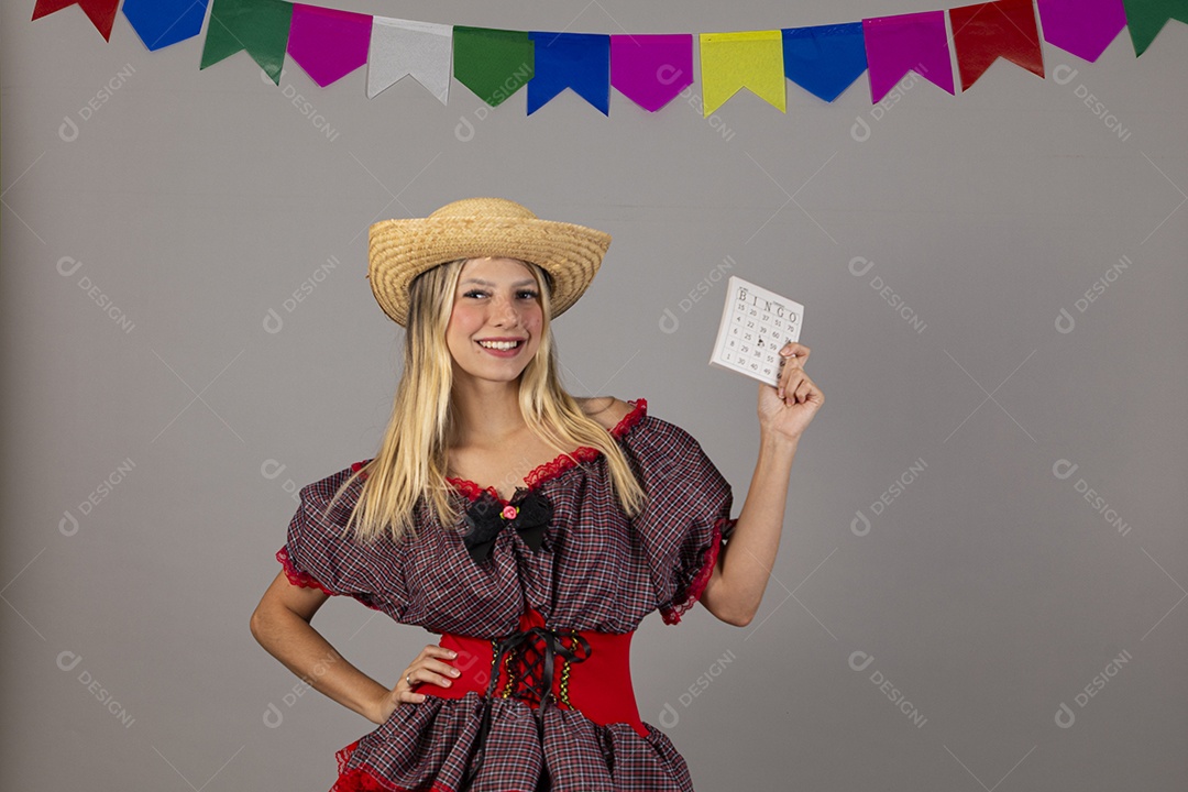 Linda mulher usando roupas típicas festa junina sobre fundo isolado