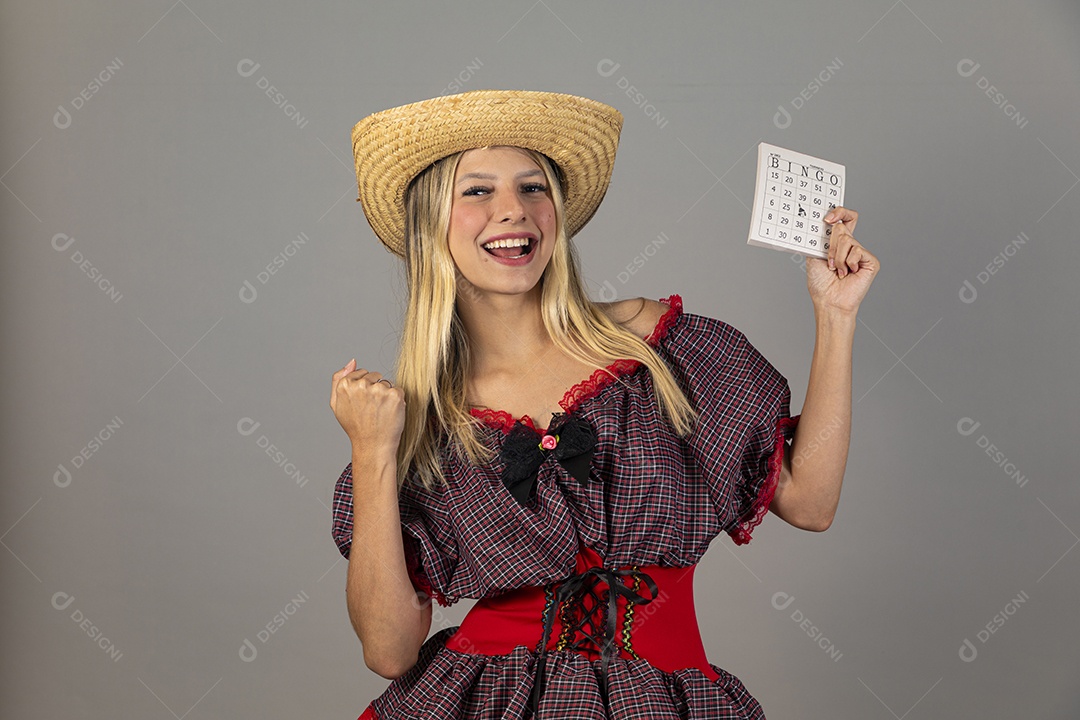 Linda mulher usando roupas típicas festa junina sobre fundo isolado