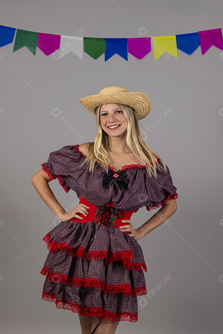 Linda mulher usando roupas típicas festa junina sobre fundo isolado