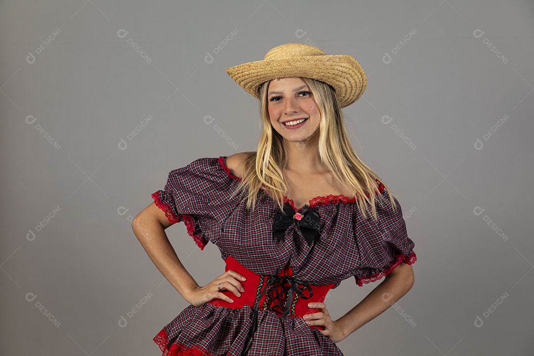 Linda mulher usando roupas típicas festa junina sobre fundo isolado