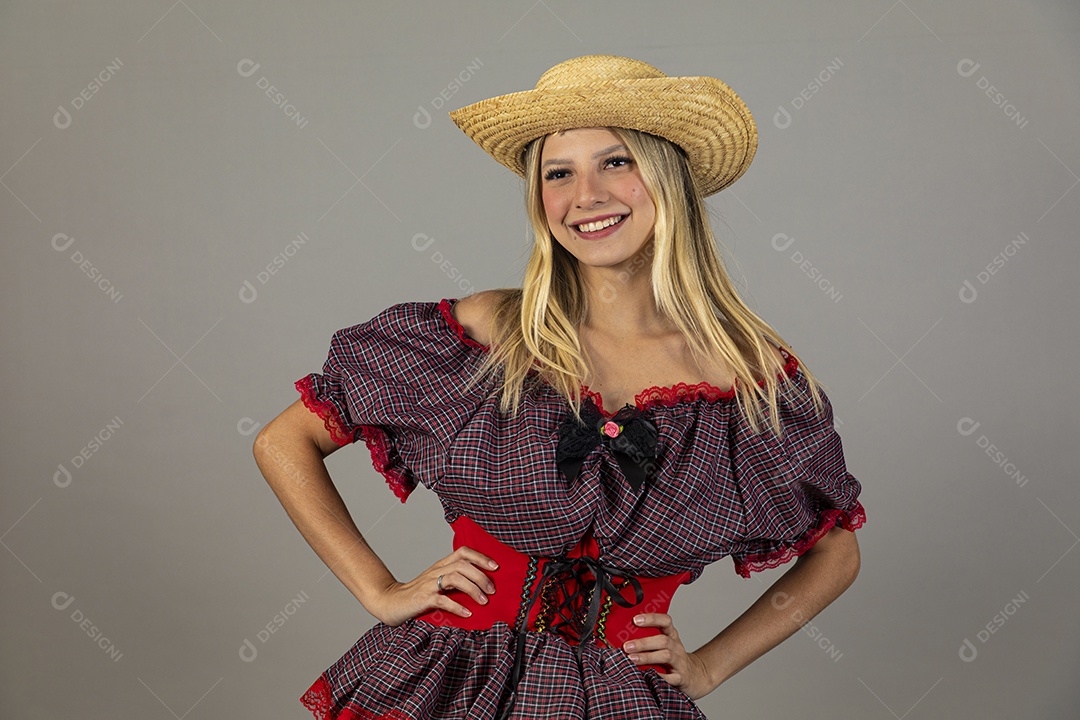 Linda mulher usando roupas típicas festa junina sobre fundo isolado