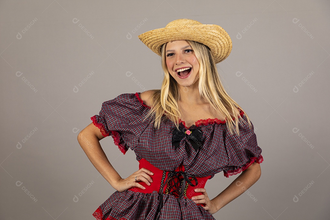 Linda mulher usando roupas típicas festa junina sobre fundo isolado