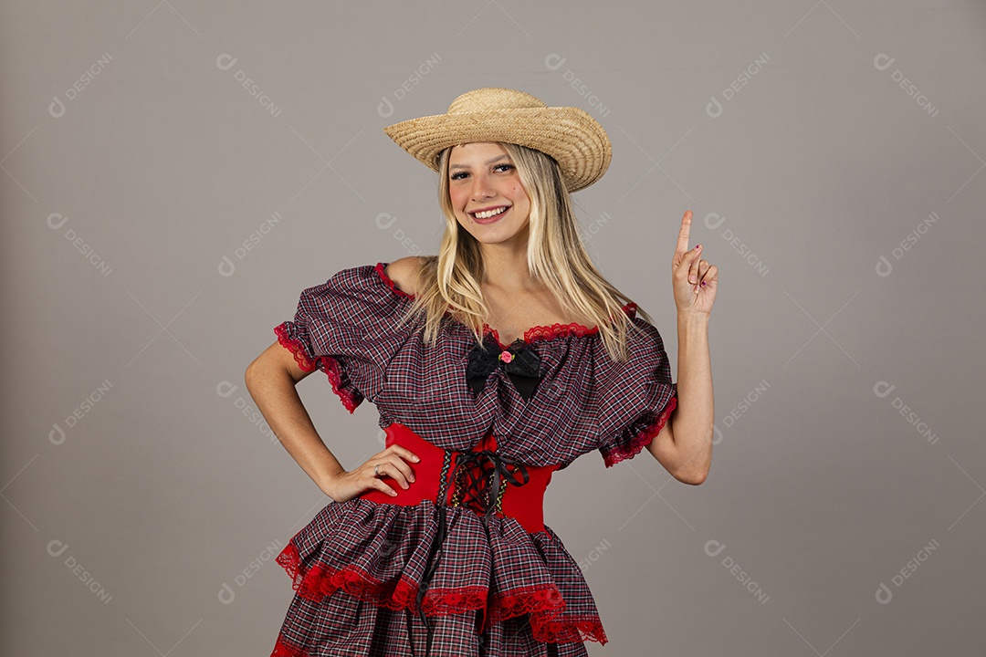 Linda mulher usando roupas típicas festa junina sobre fundo isolado