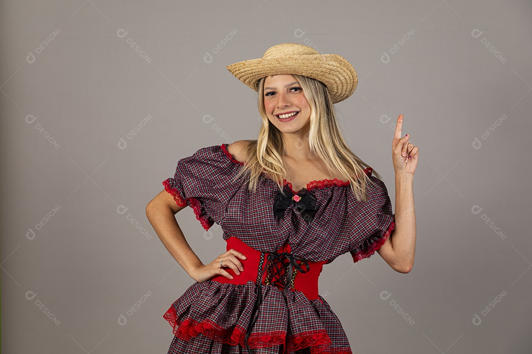 Linda mulher usando roupas típicas festa junina sobre fundo isolado