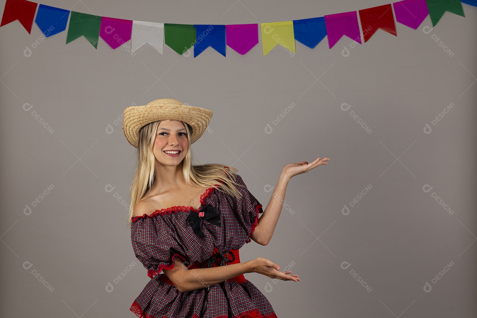 Linda mulher usando roupas típicas festa junina sobre fundo isolado