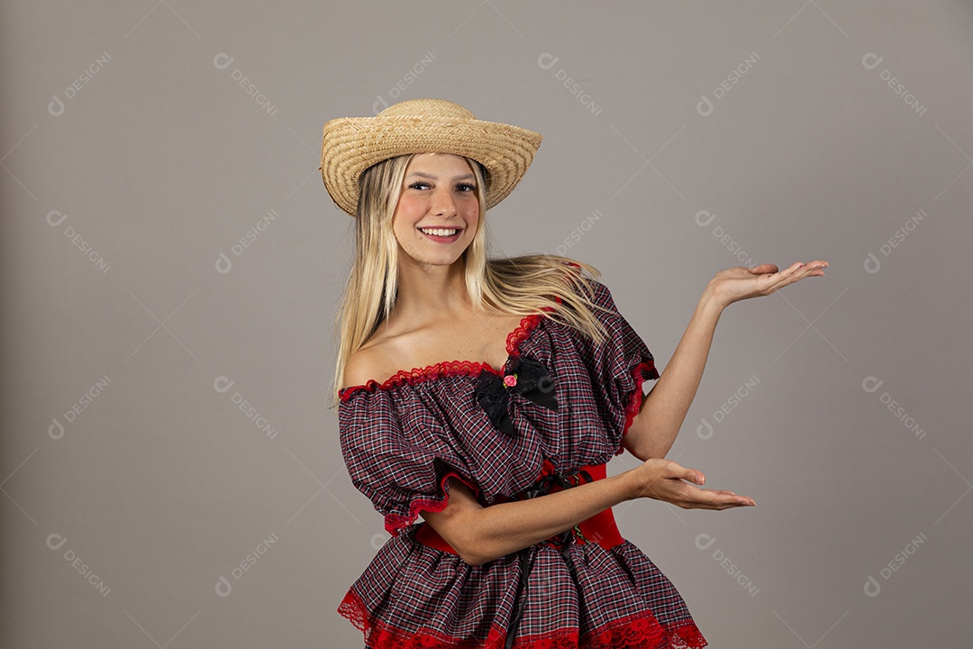 Linda mulher usando roupas típicas festa junina sobre fundo isolado