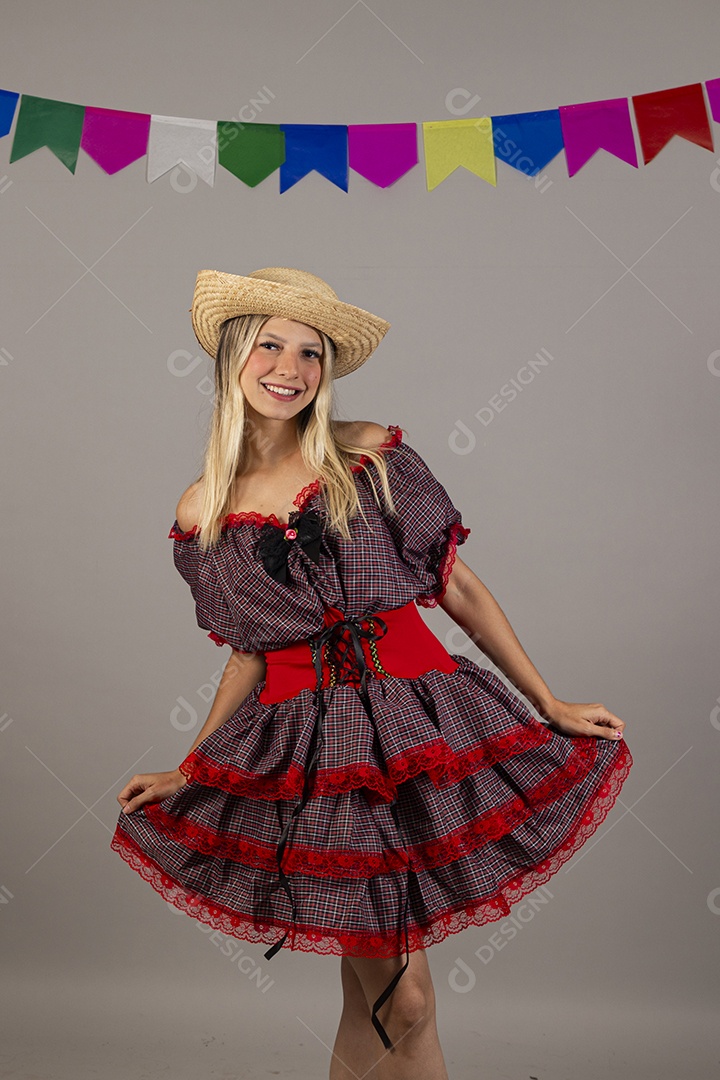 Linda mulher usando roupas típicas festa junina sobre fundo isolado