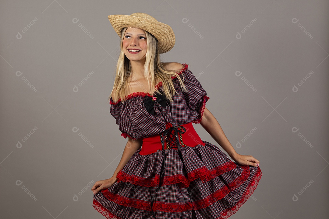 Linda mulher usando roupas típicas festa junina sobre fundo isolado