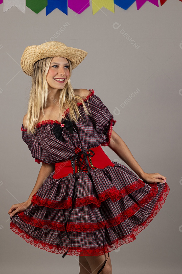 Linda mulher usando roupas típicas festa junina sobre fundo isolado