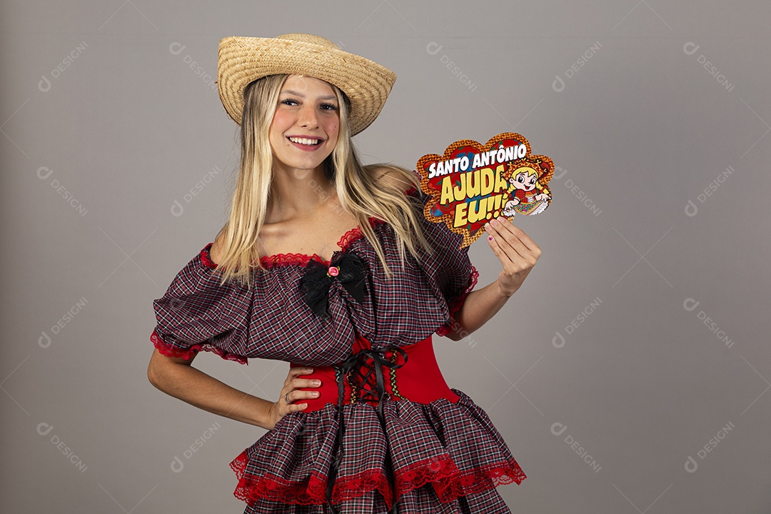 Linda mulher usando roupas típicas festa junina sobre fundo isolado