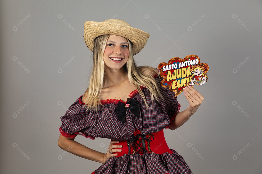 Linda mulher usando roupas típicas festa junina sobre fundo isolado