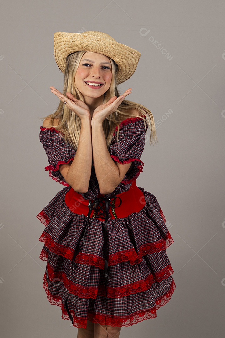 Linda mulher usando roupas típicas festa junina sobre fundo isolado