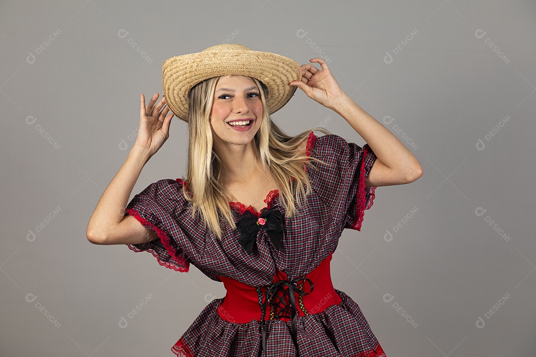 Linda mulher usando roupas típicas festa junina sobre fundo isolado