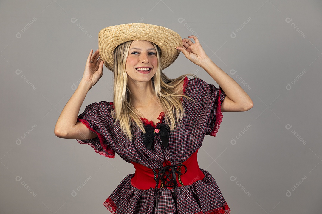 Linda mulher usando roupas típicas festa junina sobre fundo isolado