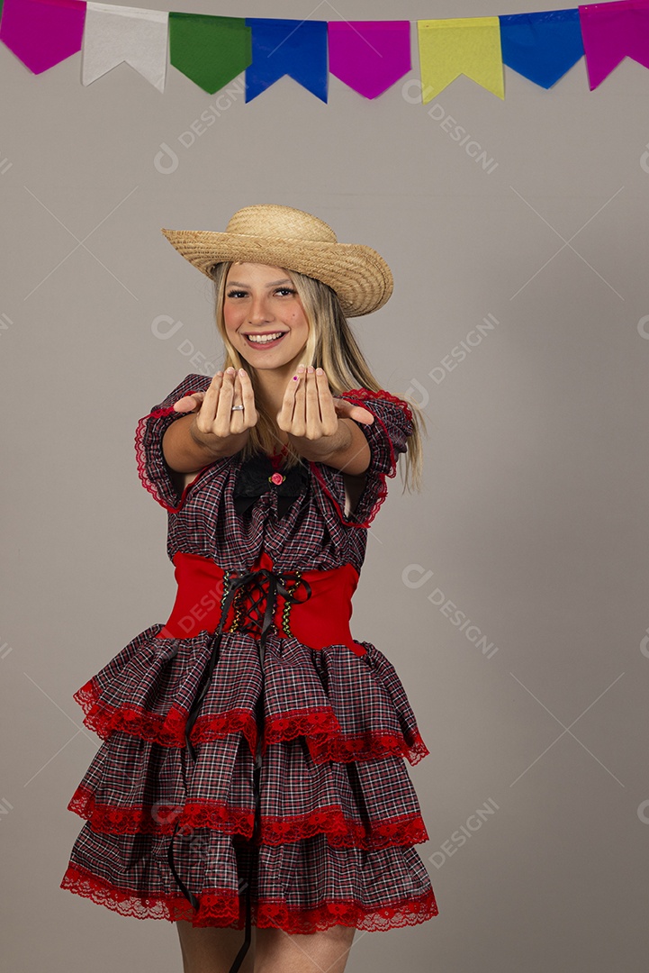 Linda mulher usando roupas típicas festa junina sobre fundo isolado