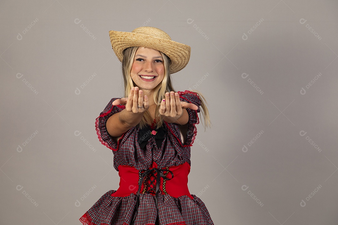 Linda mulher usando roupas típicas festa junina sobre fundo isolado