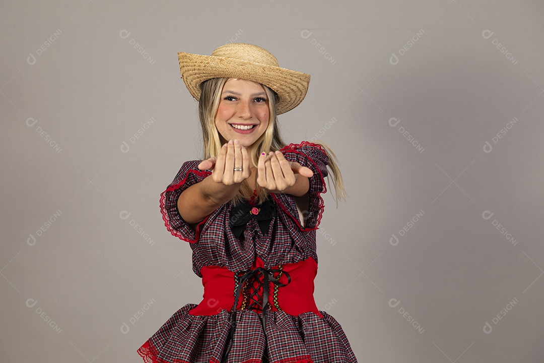 Linda mulher usando roupas típicas festa junina sobre fundo isolado