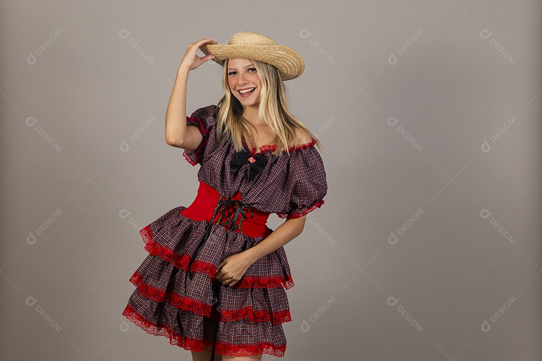 Linda mulher usando roupas típicas festa junina sobre fundo isolado