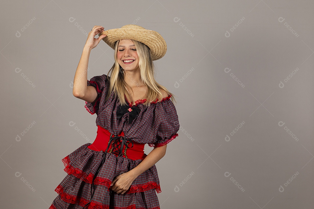 Linda mulher usando roupas típicas festa junina sobre fundo isolado