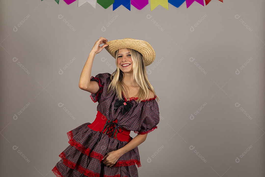 Linda mulher usando roupas típicas festa junina sobre fundo isolado