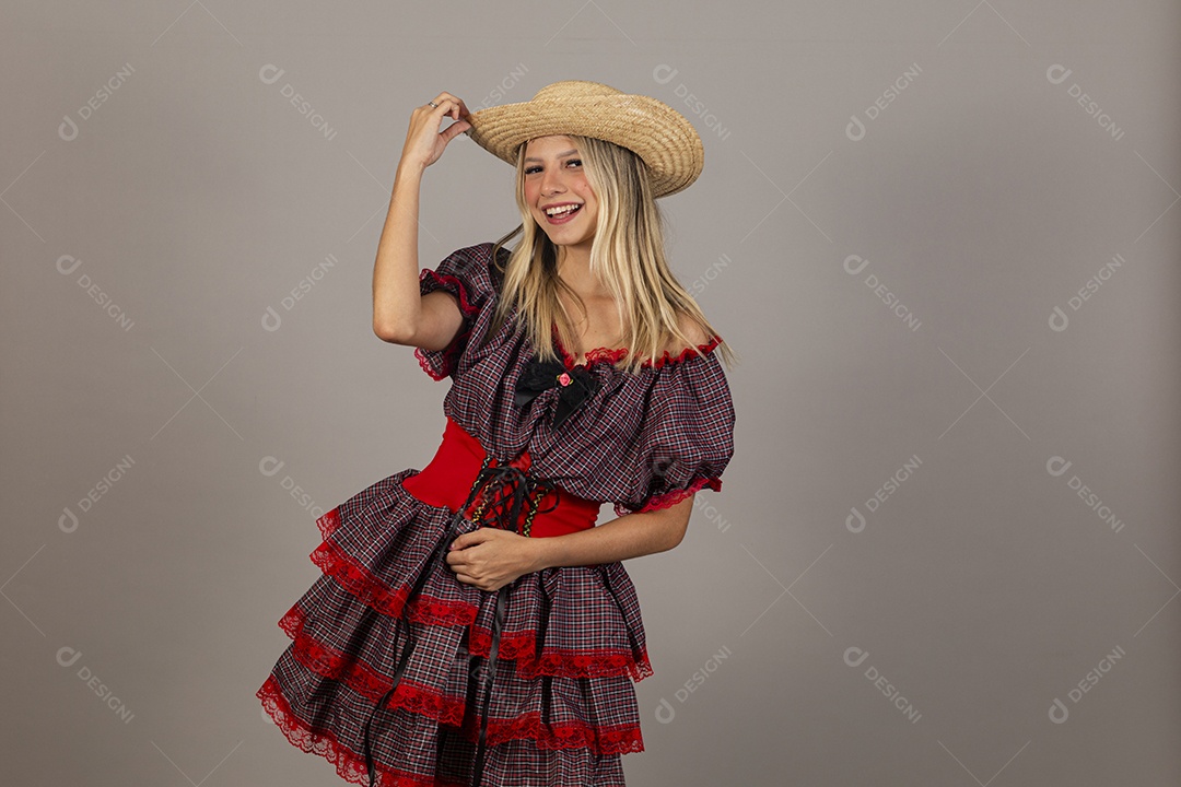 Linda mulher usando roupas típicas festa junina sobre fundo isolado