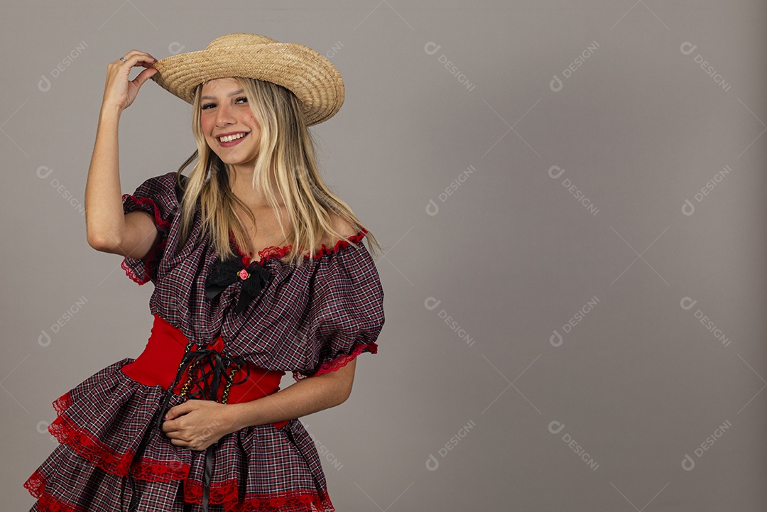 Linda mulher usando roupas típicas festa junina sobre fundo isolado